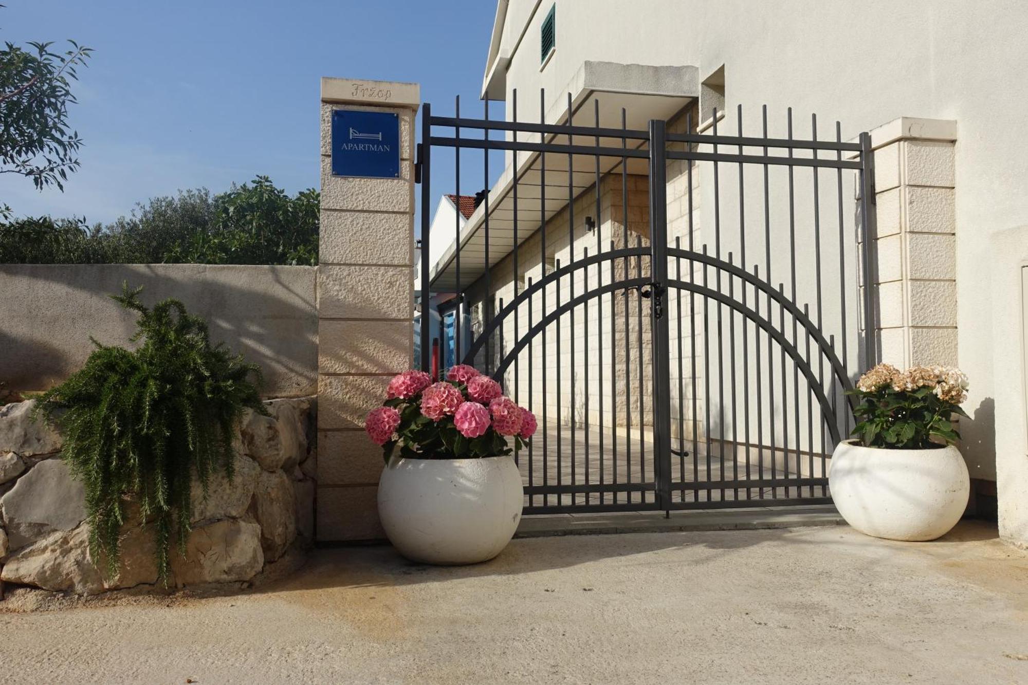 Apartment Tonka Vodice Esterno foto